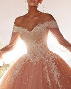 Bellissimo abito da sera a palloncino in tulle con pizzo, scollo a cuore, maniche lunghe e perline