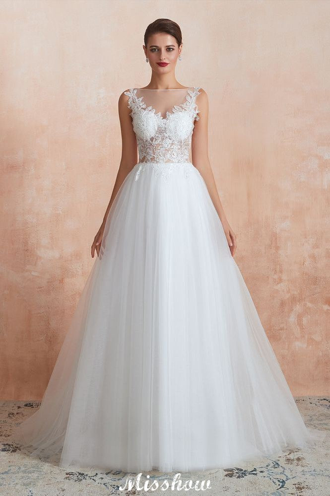 Hermoso vestido de novia blanco con escote barco y lentejuelas brillantes de encaje.