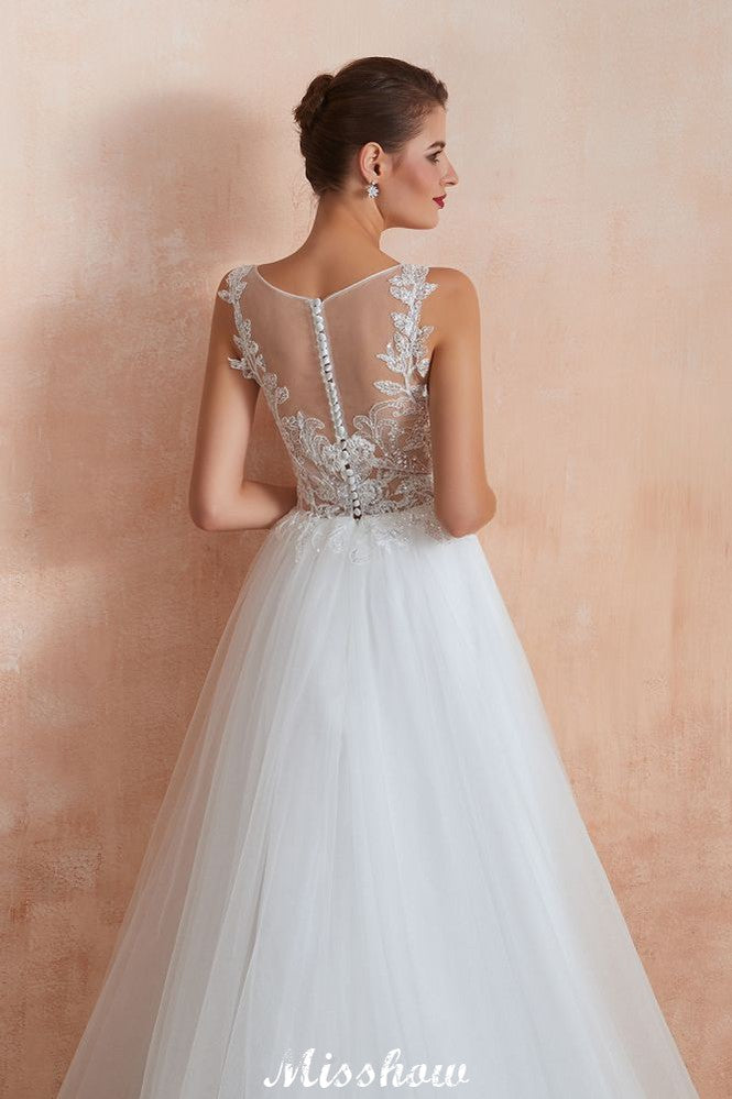 Hermoso vestido de novia blanco con escote barco y lentejuelas brillantes de encaje.
