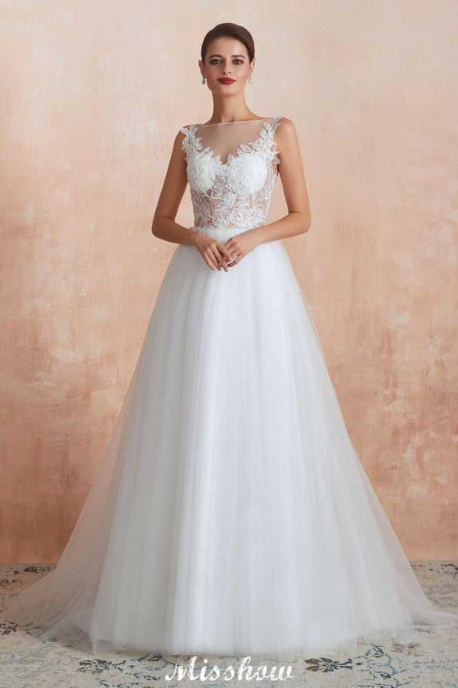 Hermoso vestido de novia blanco con escote barco y lentejuelas brillantes de encaje.