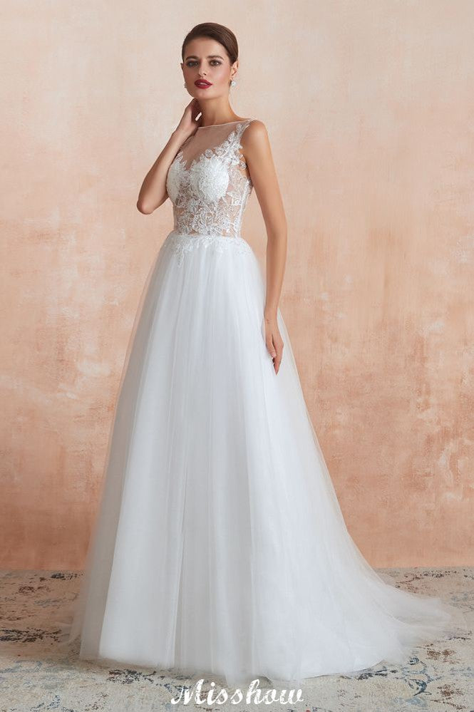 Hermoso vestido de novia blanco con escote barco y lentejuelas brillantes de encaje.