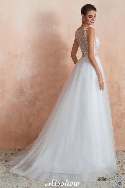 Hermoso vestido de novia blanco con escote barco y lentejuelas brillantes de encaje.