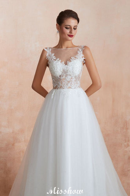 Hermoso vestido de novia blanco con escote barco y lentejuelas brillantes de encaje.