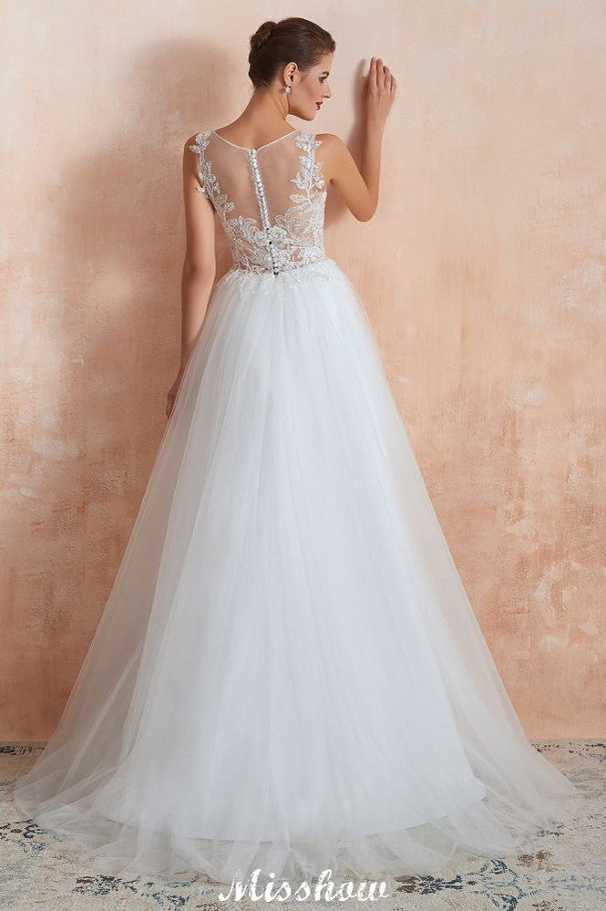 Hermoso vestido de novia blanco con escote barco y lentejuelas brillantes de encaje.