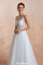 Hermoso vestido de novia blanco con escote barco y lentejuelas brillantes de encaje.