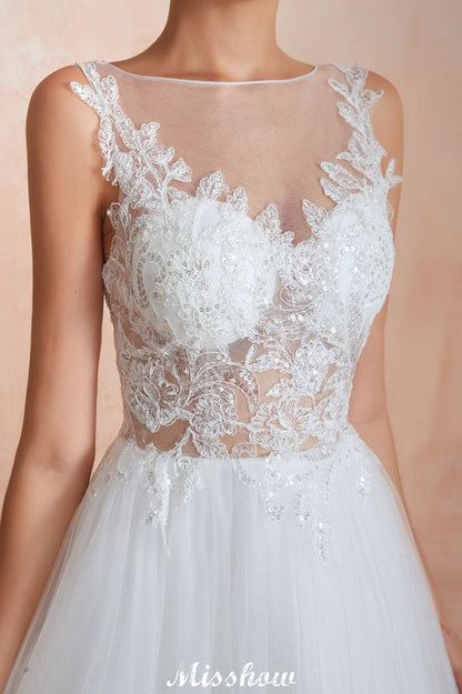 Hermoso vestido de novia blanco con escote barco y lentejuelas brillantes de encaje.