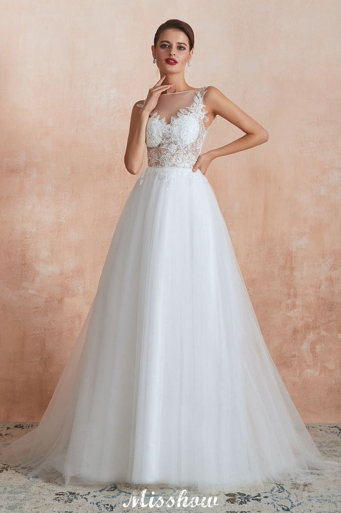 Hermoso vestido de novia blanco con escote barco y lentejuelas brillantes de encaje.