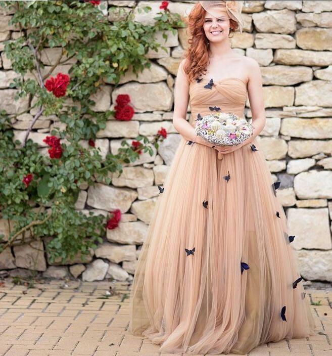 Hermosos vestidos de novia con mariposas y volantes en forma de corazón