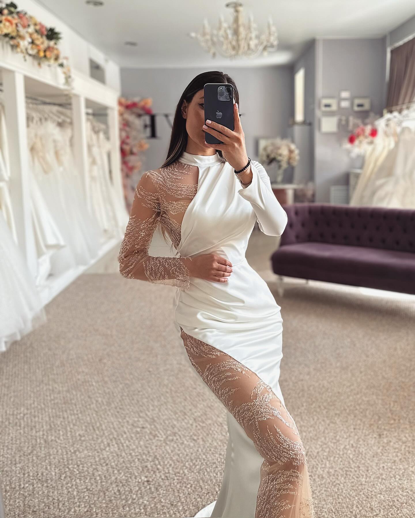 Belle robe de mariée longue à manches longues en satin avec dentelle en colonne et appliques, dos nu