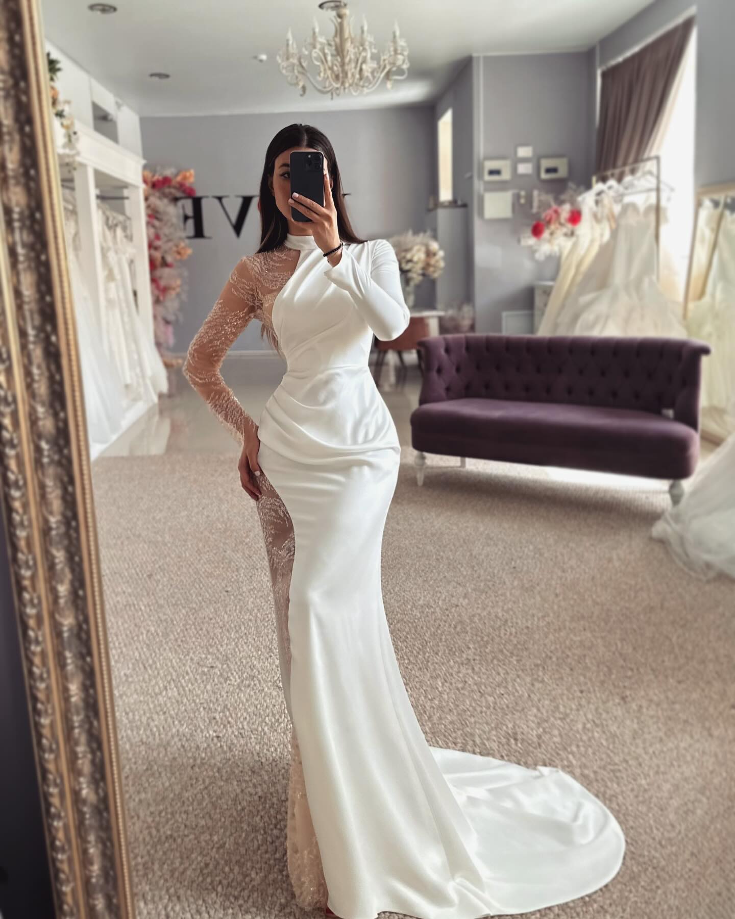 Belle robe de mariée longue à manches longues en satin avec dentelle en colonne et appliques, dos nu
