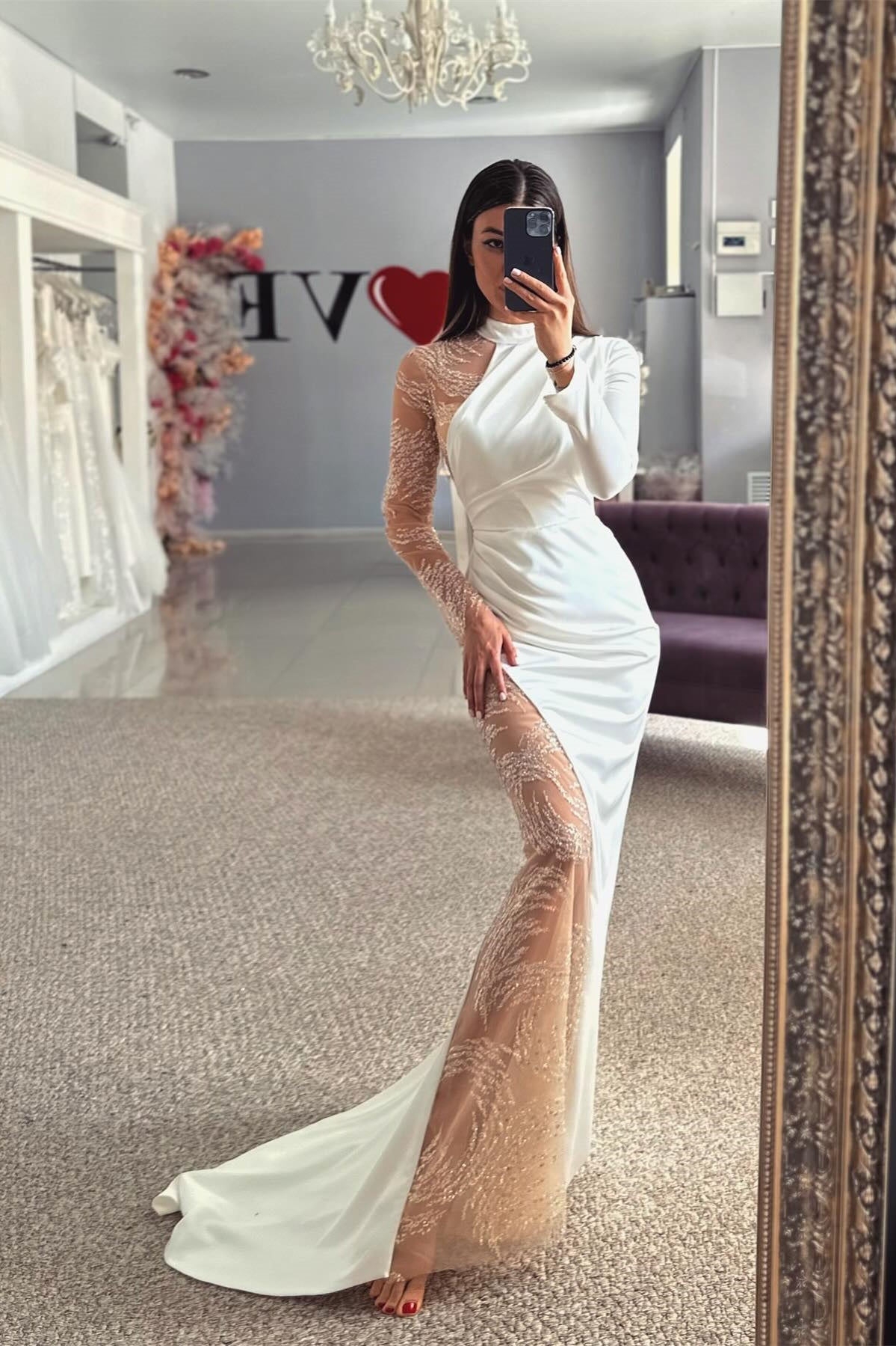 Belle robe de mariée longue à manches longues en satin avec dentelle en colonne et appliques, dos nu