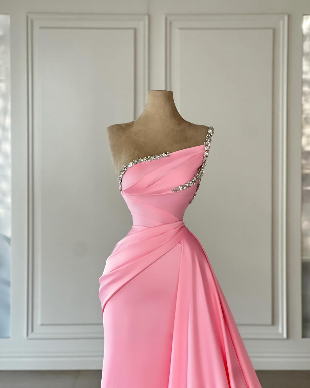 Bellissimo abito da sera rosa colonna in raso senza spalline e senza maniche con strass