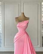 Bellissimo abito da sera rosa colonna in raso senza spalline e senza maniche con strass