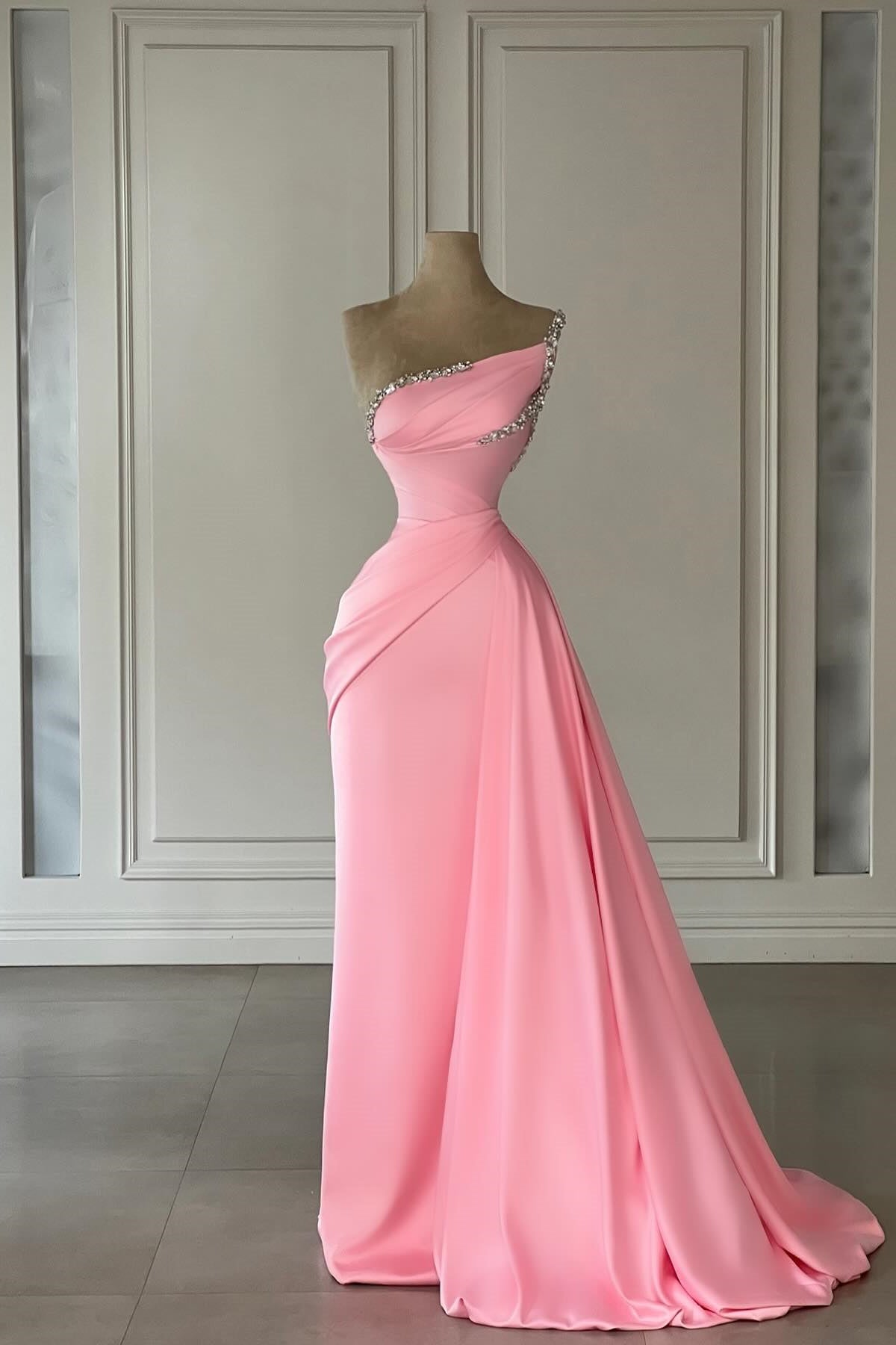 Bellissimo abito da sera rosa colonna in raso senza spalline e senza maniche con strass