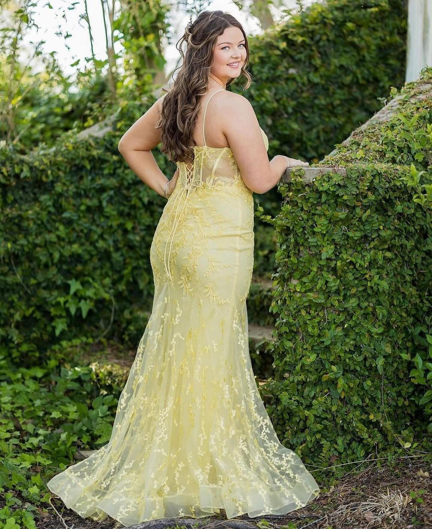 Bellissimo abito da sera con colonna in tulle, spalline sottili e senza maniche, con spacco frontale