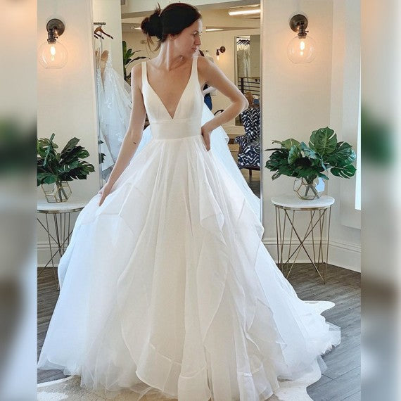 Hermoso vestido de novia de tul sin mangas con escote en V profundo y volantes