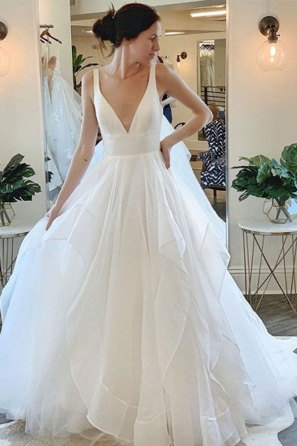 Hermoso vestido de novia de tul sin mangas con escote en V profundo y volantes