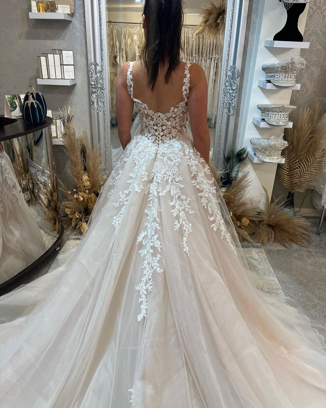 Hermoso vestido de novia de encaje en forma de A con tirantes sin mangas y largo hasta el suelo con abertura