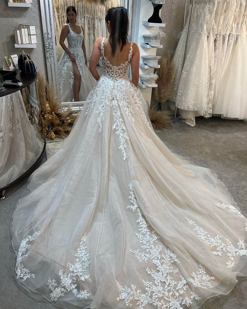 Hermoso vestido de novia de encaje en forma de A con tirantes sin mangas y largo hasta el suelo con abertura