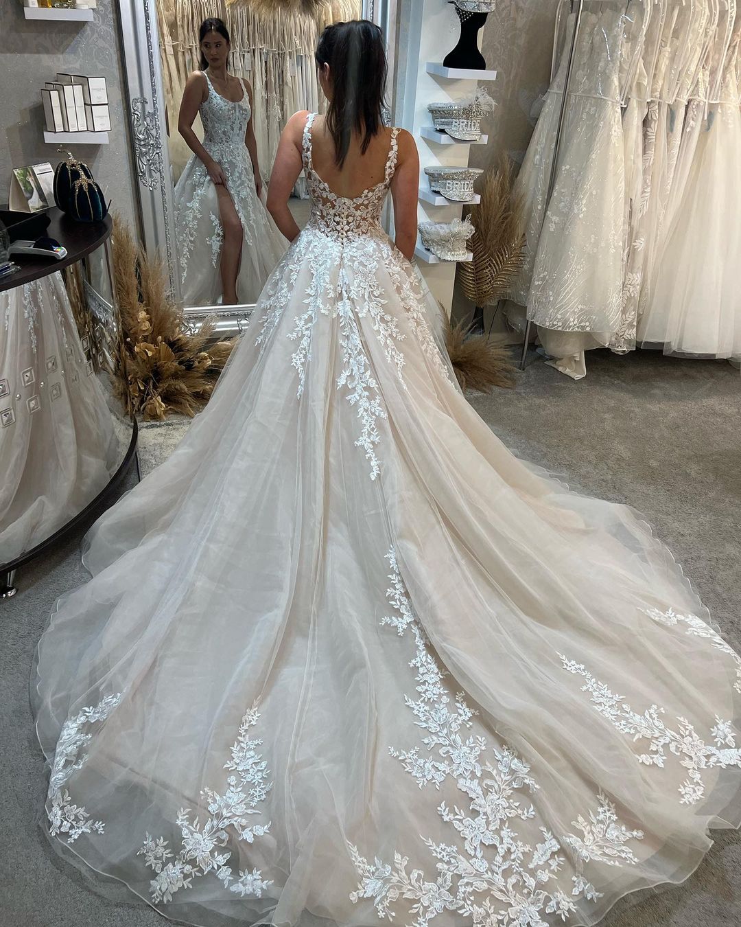 Hermoso vestido de novia de encaje en forma de A con tirantes sin mangas y largo hasta el suelo con abertura