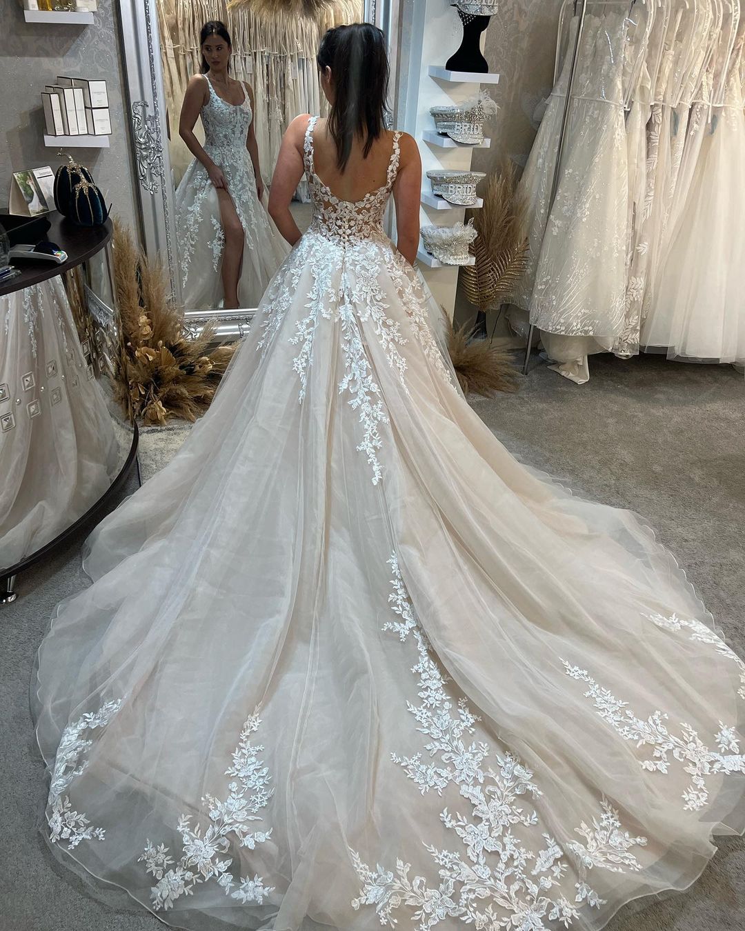 Hermoso vestido de novia de encaje en forma de A con tirantes sin mangas y largo hasta el suelo con abertura