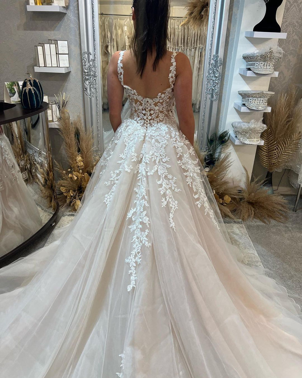 Hermoso vestido de novia de encaje en forma de A con tirantes sin mangas y largo hasta el suelo con abertura
