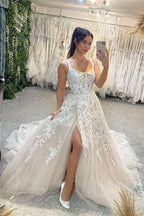 Hermoso vestido de novia de encaje en forma de A con tirantes sin mangas y largo hasta el suelo con abertura