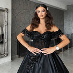 Vestido de Baile Preto de Cetim, Comprimento ao Chão, Decote Coração, Ombros Descobertos, Corte em A, com Contas