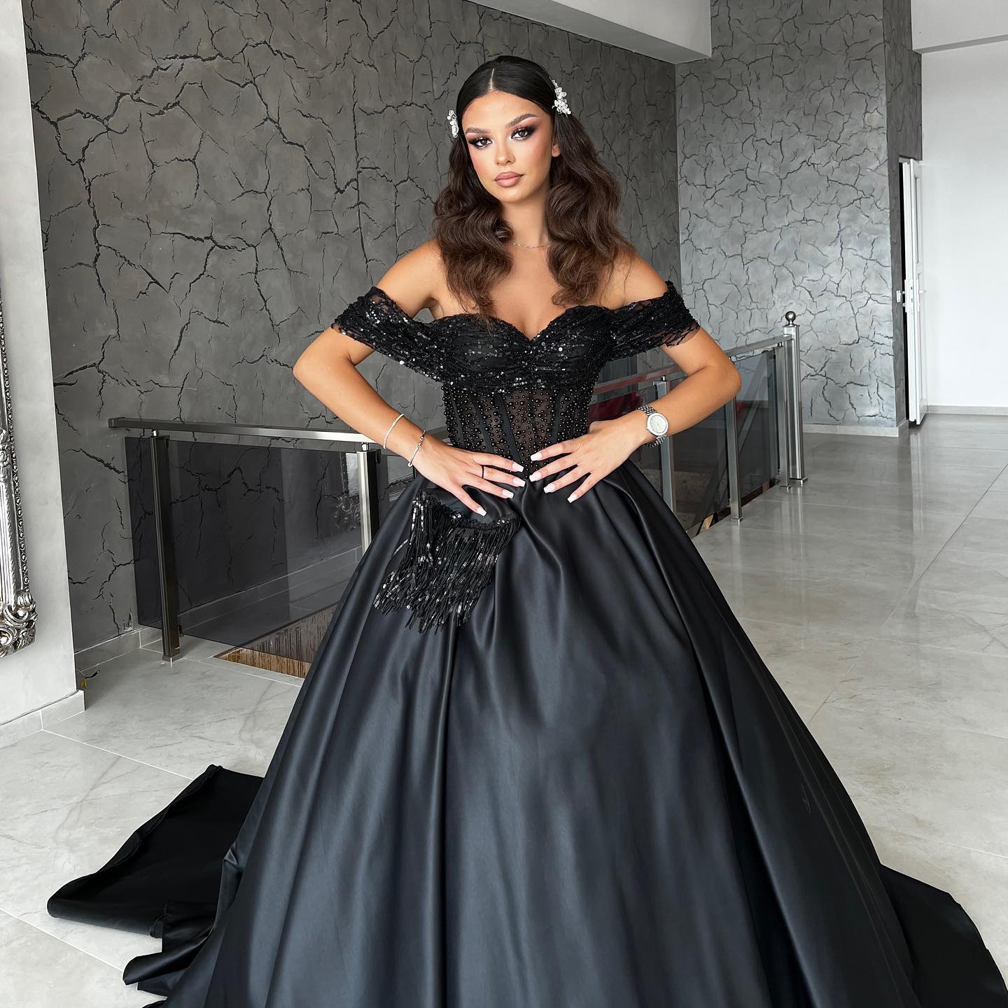 Vestido de Baile Preto de Cetim, Comprimento ao Chão, Decote Coração, Ombros Descobertos, Corte em A, com Contas