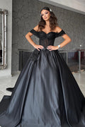 Vestido de Baile Preto de Cetim, Comprimento ao Chão, Decote Coração, Ombros Descobertos, Corte em A, com Contas