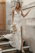 Belle robe de mariée sirène sans manches en dentelle florale avec encolure en V et fente latérale