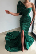 Bellissimo abito da sera verde, senza spalline e senza maniche, a sirena, lungo fino a terra, in raso con balze