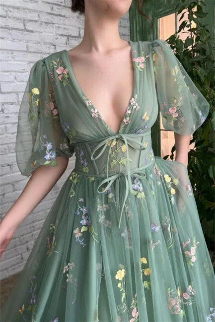 Bellissimo abito da sera verde con scollo a V, linea a trapezio e applicazioni