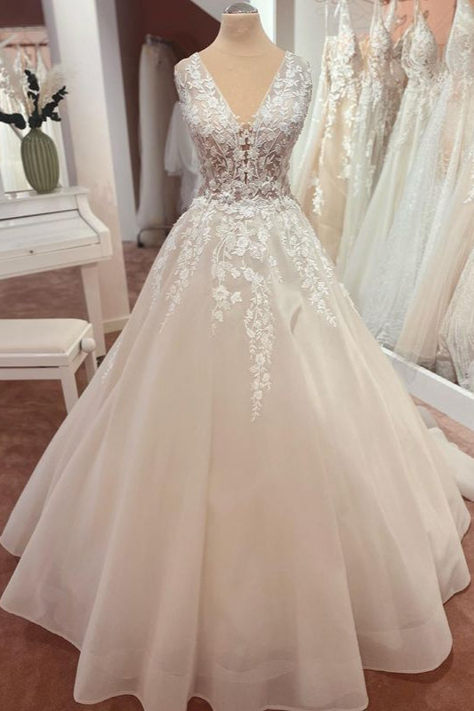 Hermoso vestido de novia largo de tul con apliques de encaje y corte A