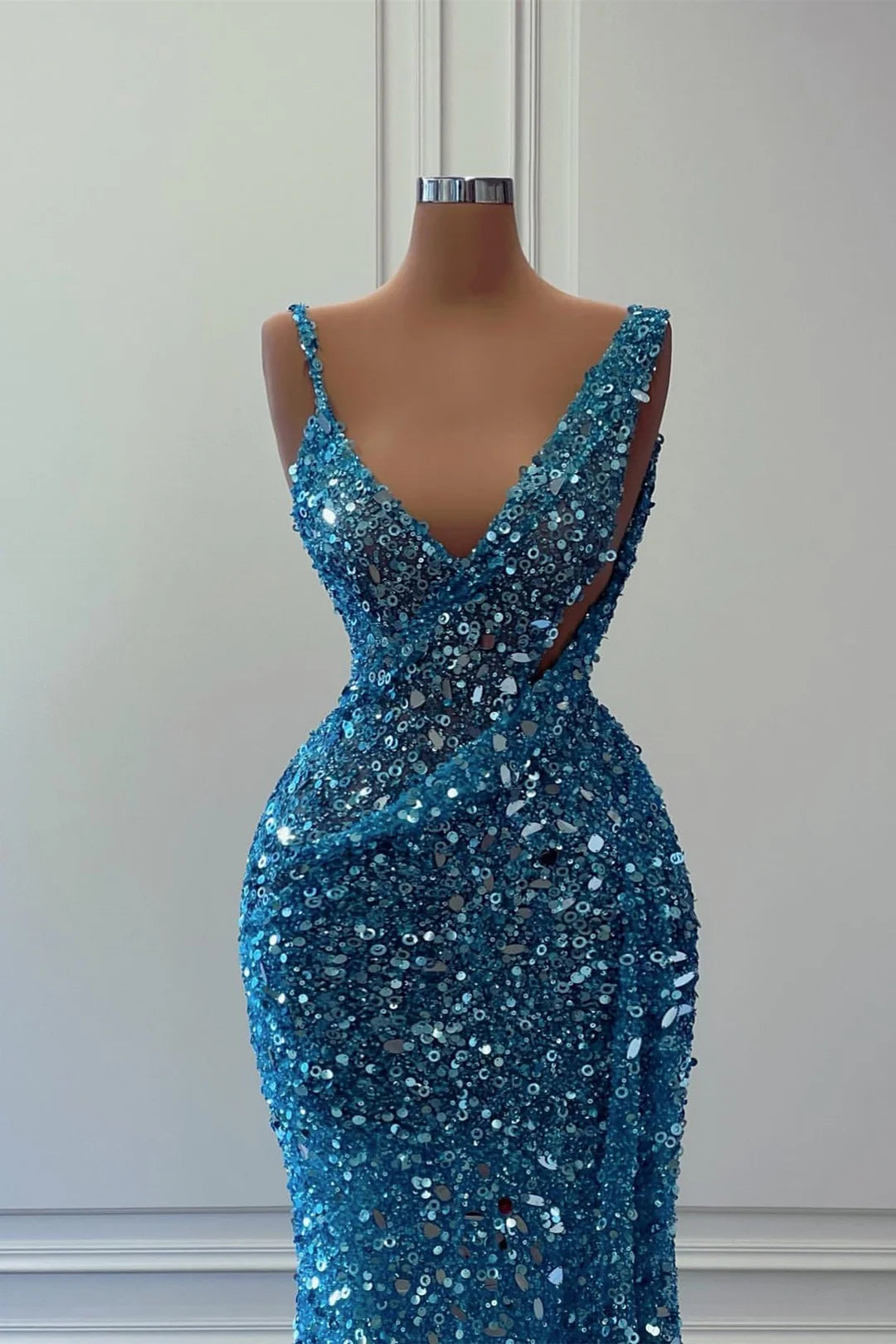 Bellissimo abito lungo a linea ad A blu con scollo a V, senza maniche, decorato con paillettes per il ballo di fine anno