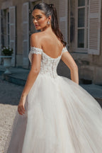 Bellissimo abito da sposa lungo a linea ad A con spalle scoperte e applicazioni in tulle