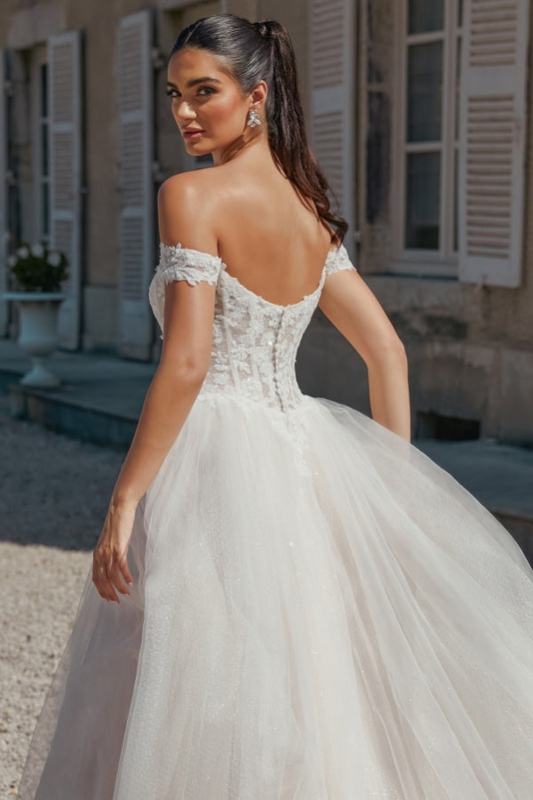 Bellissimo abito da sposa lungo a linea ad A con spalle scoperte e applicazioni in tulle