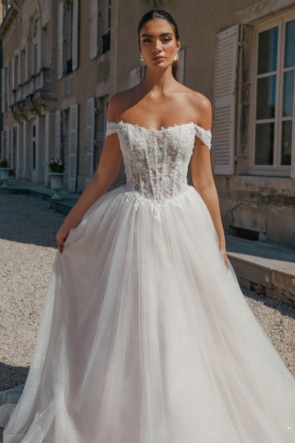 Bellissimo abito da sposa lungo a linea ad A con spalle scoperte e applicazioni in tulle