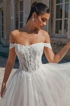Bellissimo abito da sposa lungo a linea ad A con spalle scoperte e applicazioni in tulle