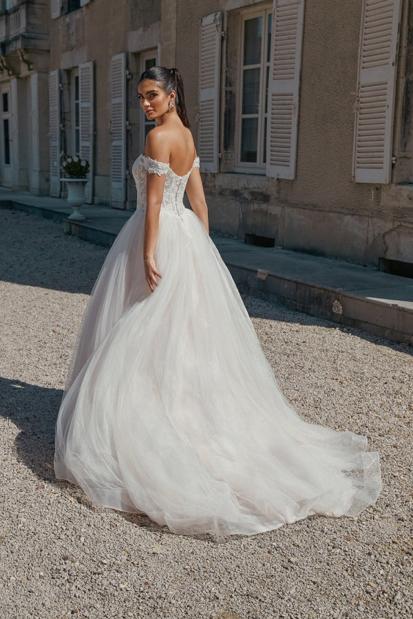 Bellissimo abito da sposa lungo a linea ad A con spalle scoperte e applicazioni in tulle