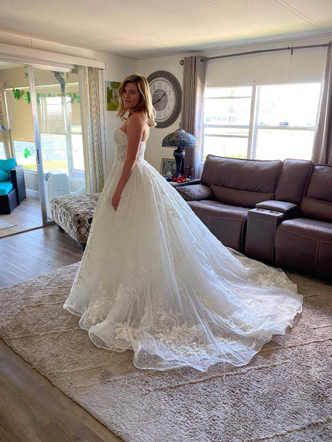 Bellissimo abito da sposa lungo a linea ad A con scollo a barca, applicazioni di pizzo e perline
