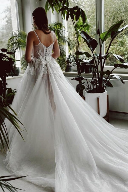 Bellissimo abito da sposa lungo a linea ad A con spalline sottili, tulle e pizzo, con spacco