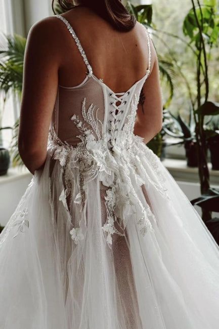 Bellissimo abito da sposa lungo a linea ad A con spalline sottili, tulle e pizzo, con spacco