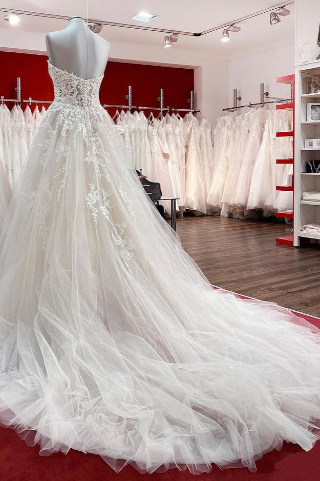 Bellissimo abito da sposa lungo a linea ad A senza spalline in tulle avorio con pizzi applicati