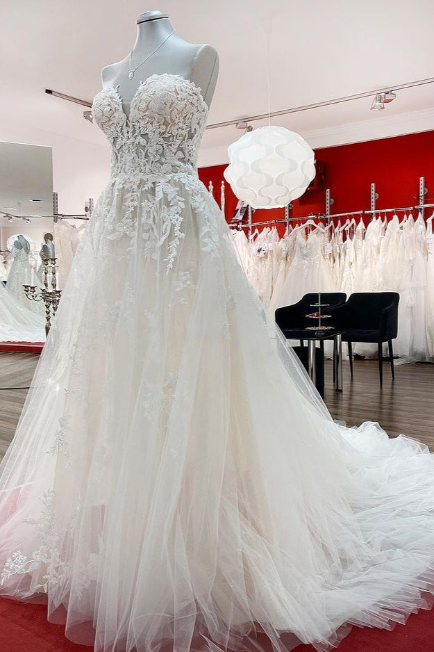 Bellissimo abito da sposa lungo a linea ad A senza spalline in tulle avorio con pizzi applicati