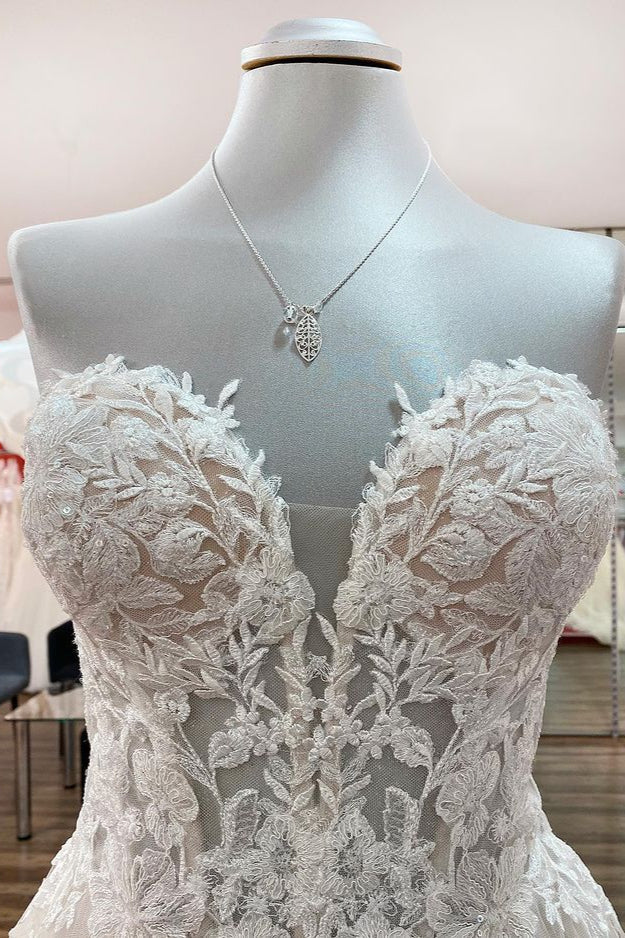 Bellissimo abito da sposa lungo a linea ad A senza spalline in tulle avorio con pizzi applicati