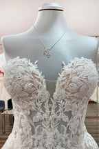 Bellissimo abito da sposa lungo a linea ad A senza spalline in tulle avorio con pizzi applicati