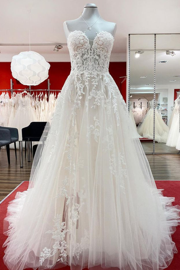 Bellissimo abito da sposa lungo a linea ad A senza spalline in tulle avorio con pizzi applicati