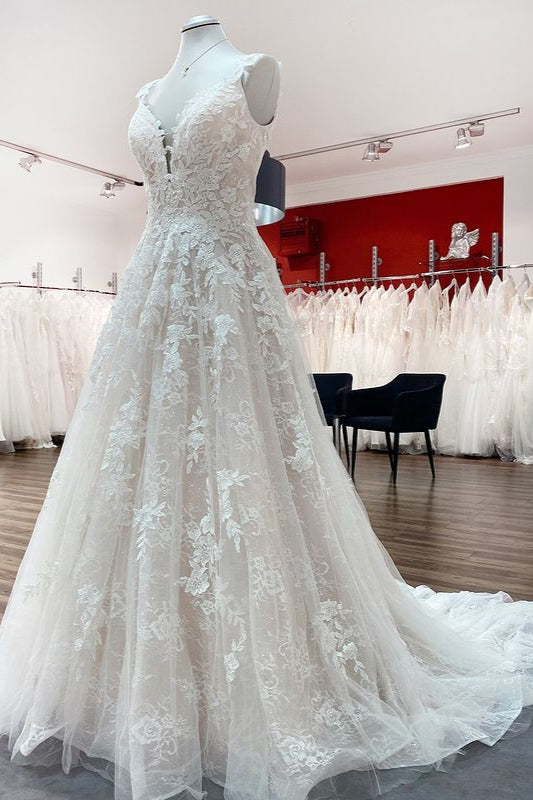 Bellissimi abiti da sposa lunghi a linea ad A in tulle e pizzo con scollo a V e schiena scoperta