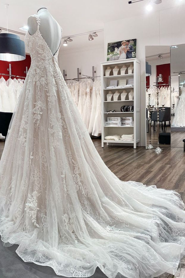 Bellissimi abiti da sposa lunghi a linea ad A in tulle e pizzo con scollo a V e schiena scoperta